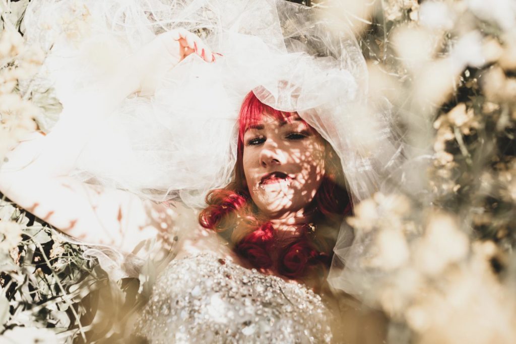 Braut-liegt-im-feld-hochzeit