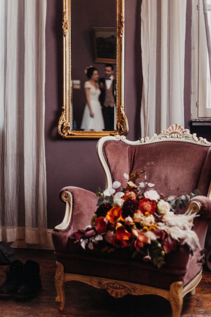 barocksessel-vintage-hochzeit-spiegel