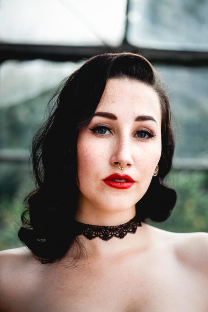burlesque-frau-schwarze-haare
