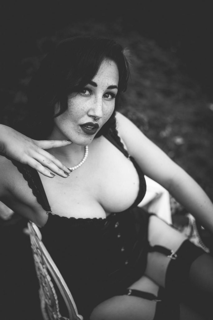 burlesque-schwarzweiss-strapse-sexy