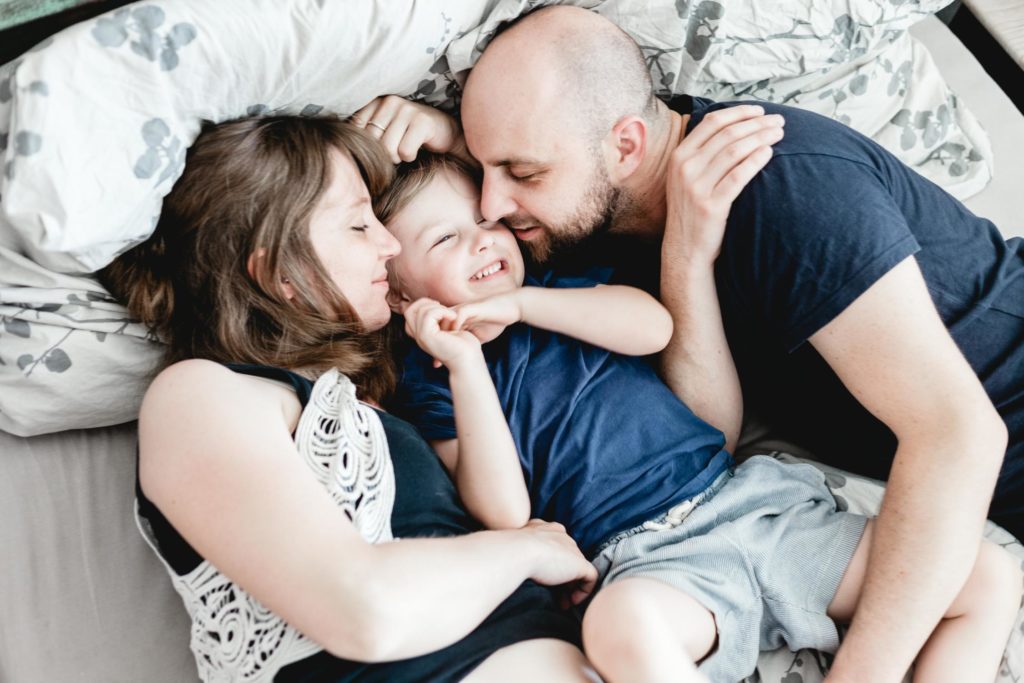 familie-homestory-liebe-kuss