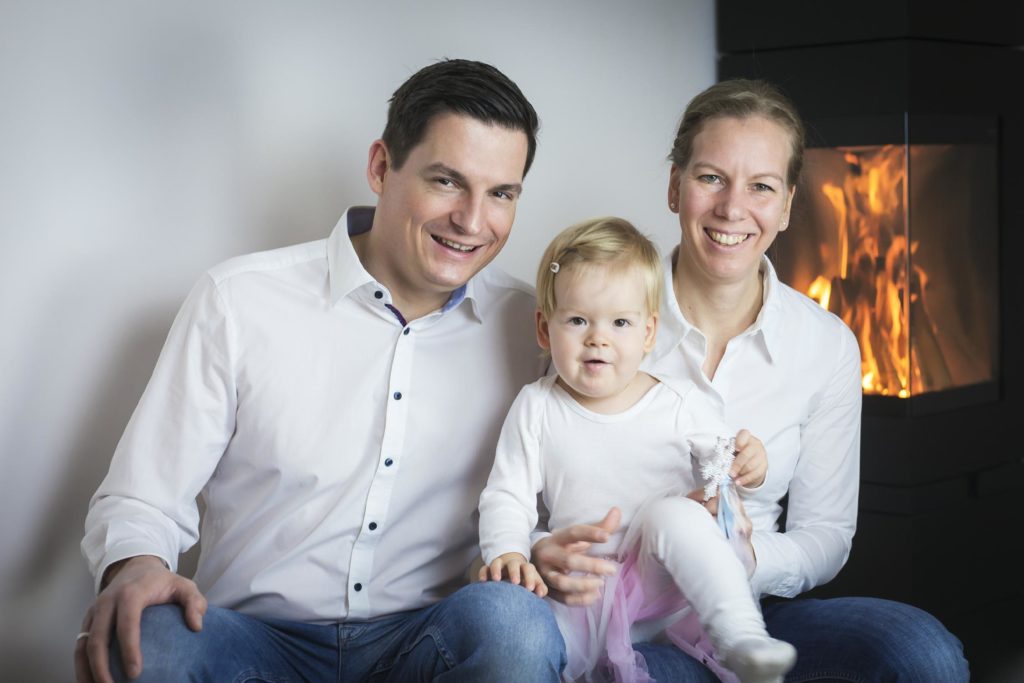 Familie-kamin-winter-weihnachten