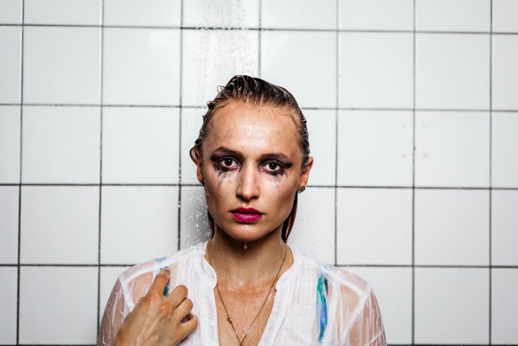 frau-dusche-wasser-makeup