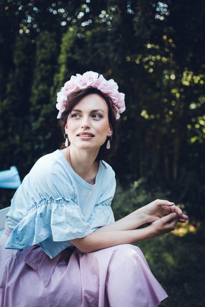 frau-hochzeit-haare-haarschmuck-rosa