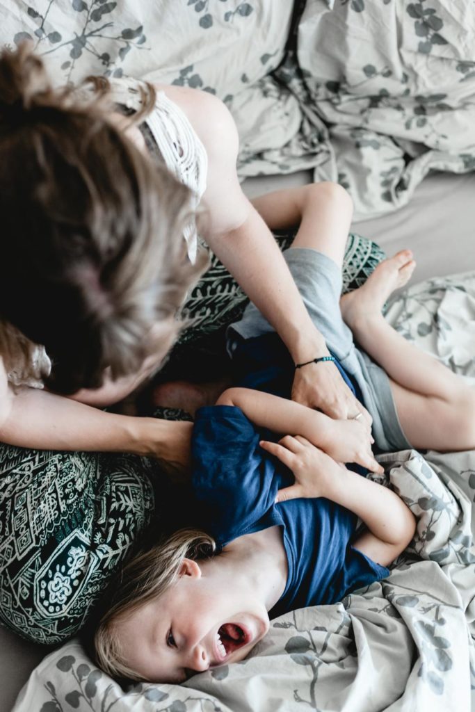 frau-schwanger-homestory-kind-lacht