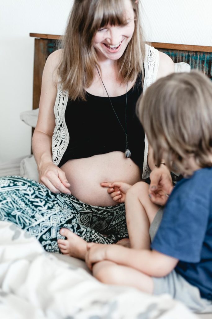 frau-schwanger-homestory-mit-kind