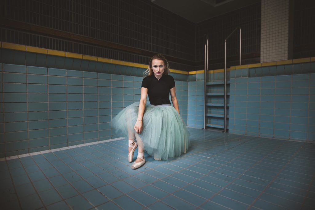 frau-schwimmbad-ballet