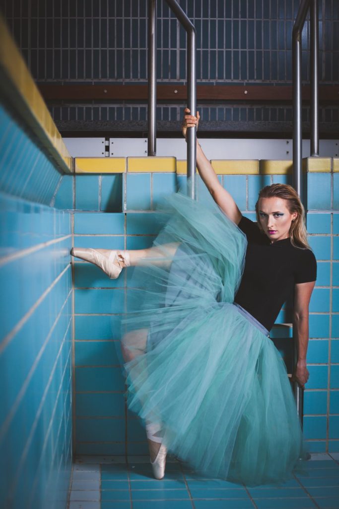 frau-schwimmbad-ballett-leiter