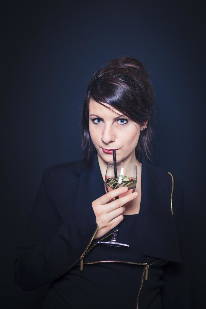 Frau-trinkt-Gin-Tonic