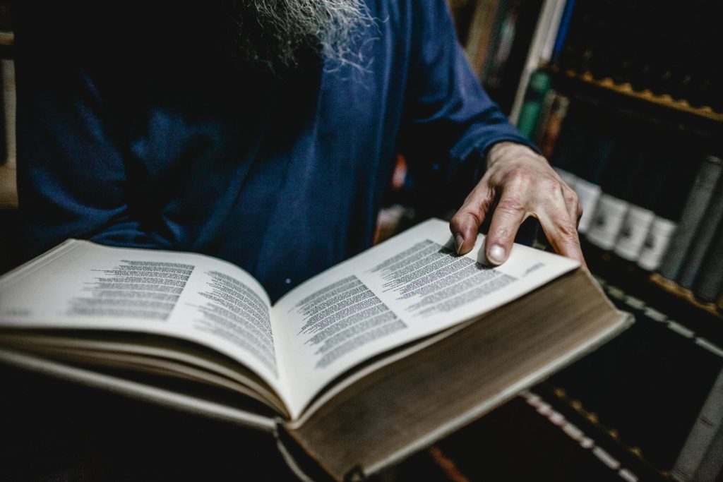 haende-buch-lesen-mann-bart