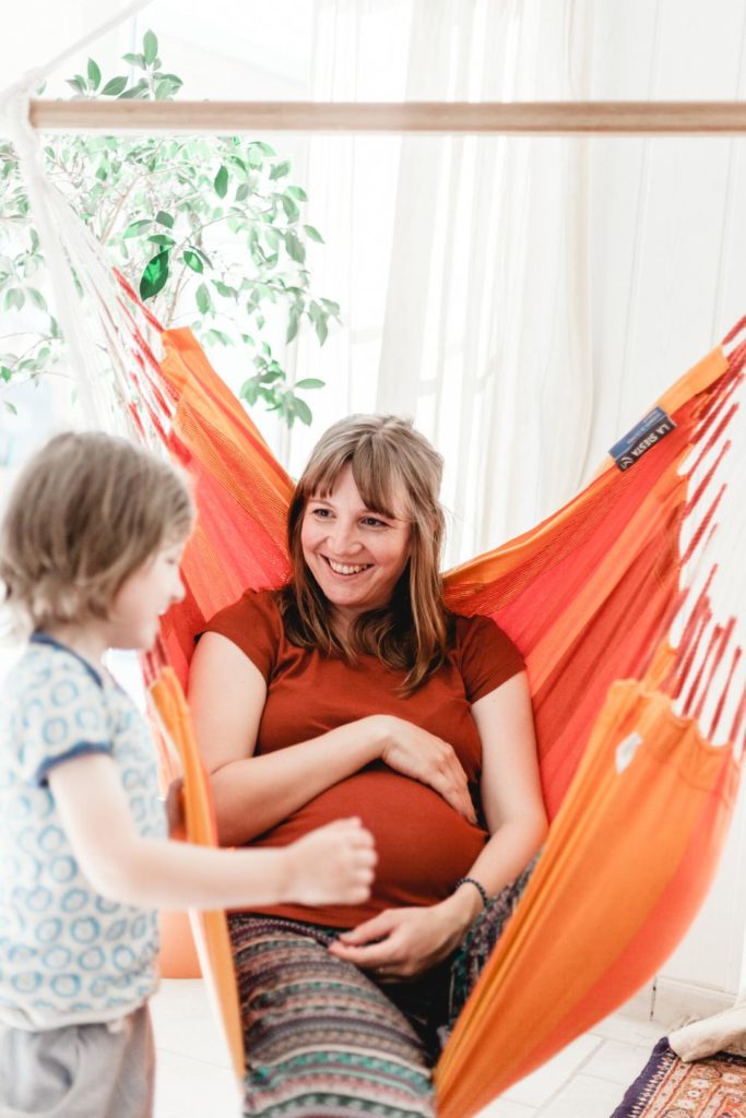 haengematte-frau-schwanger-mit-kind