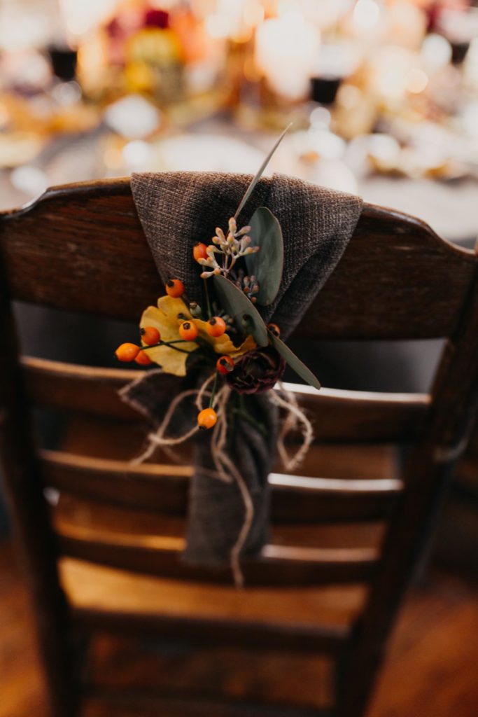 trockenblumen-an-stuhl-deko-boho