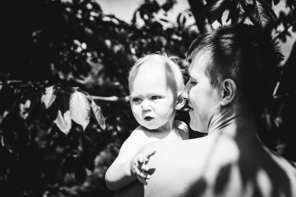 kind-auf-arm-bei-mann