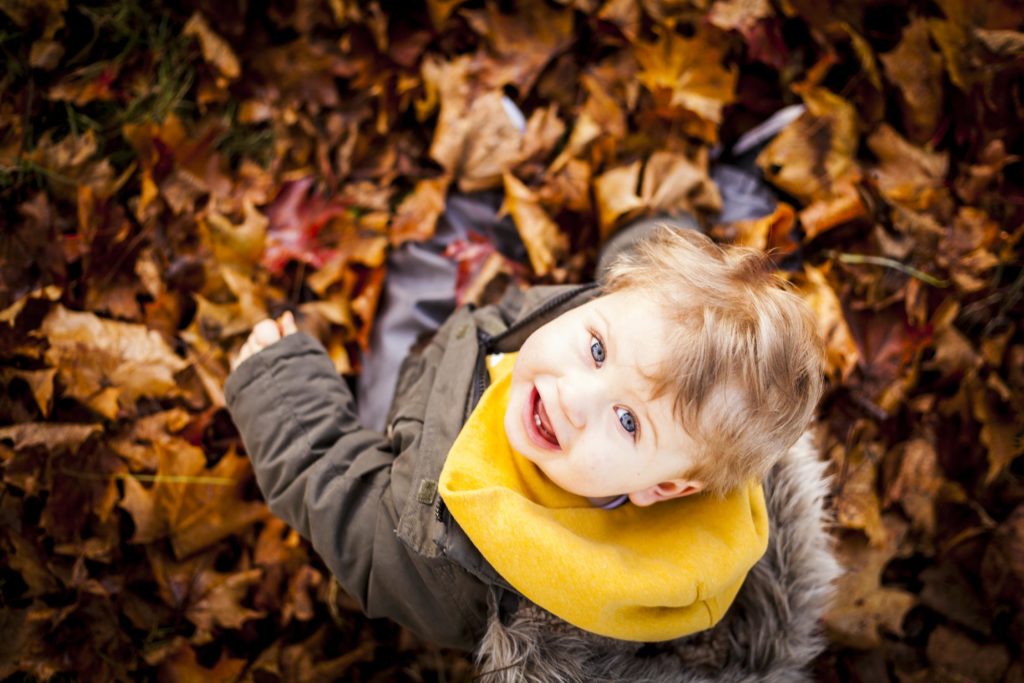 kind-schaut-nach-oben