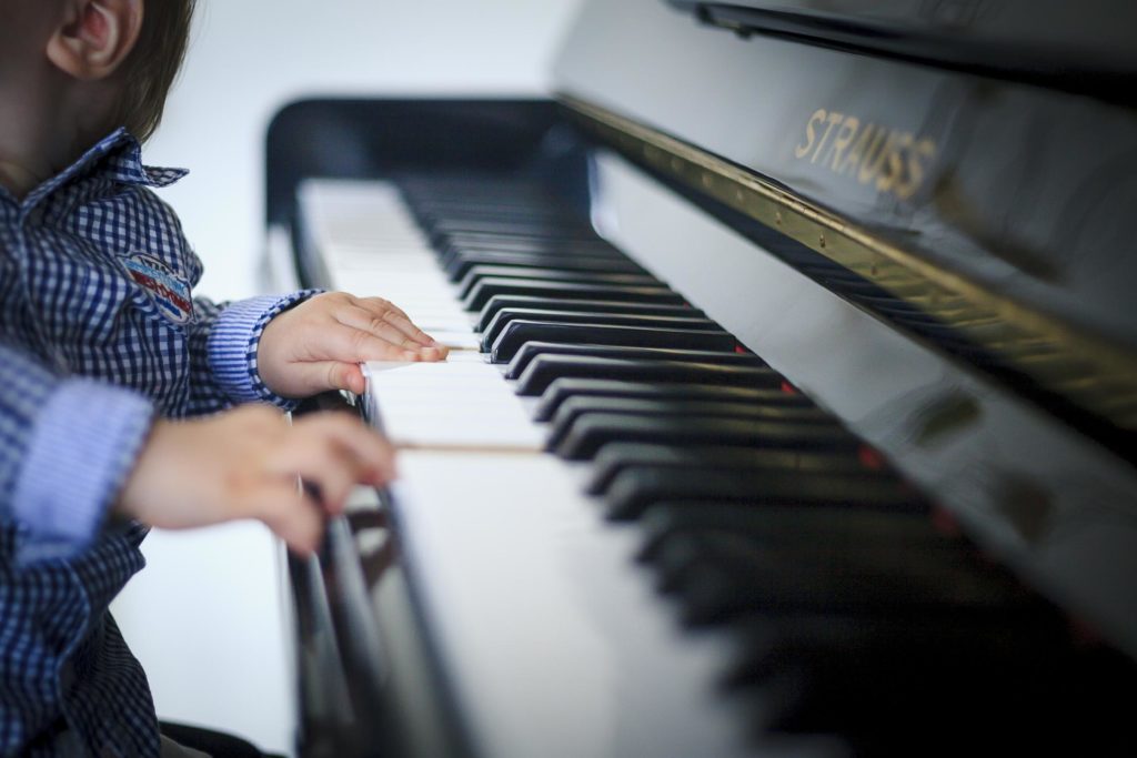 kinderfinder-klavier-kind