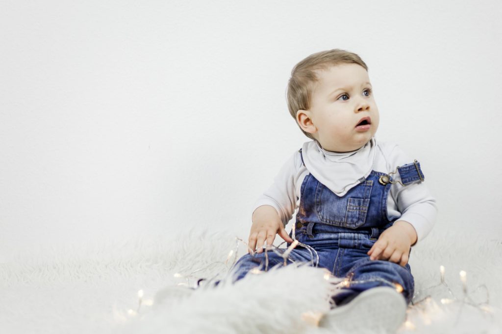 Kiund-sitzt-im-fell-beleuchtet