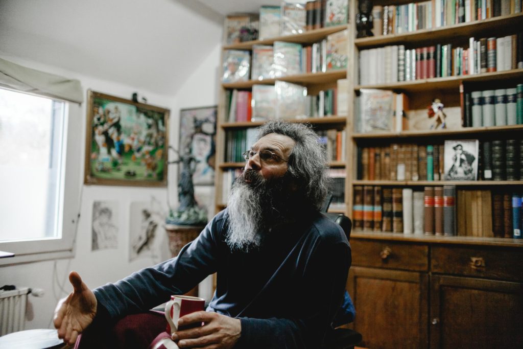 mann-reden-alt-wohnung-portrait