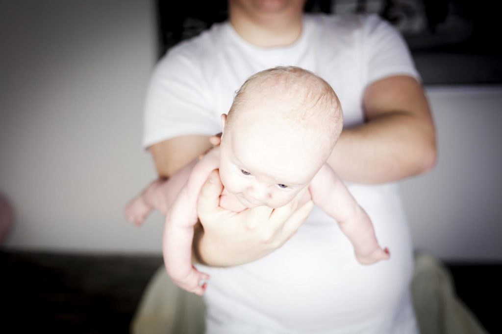 mann-trägt-kind-auf-dem-arm