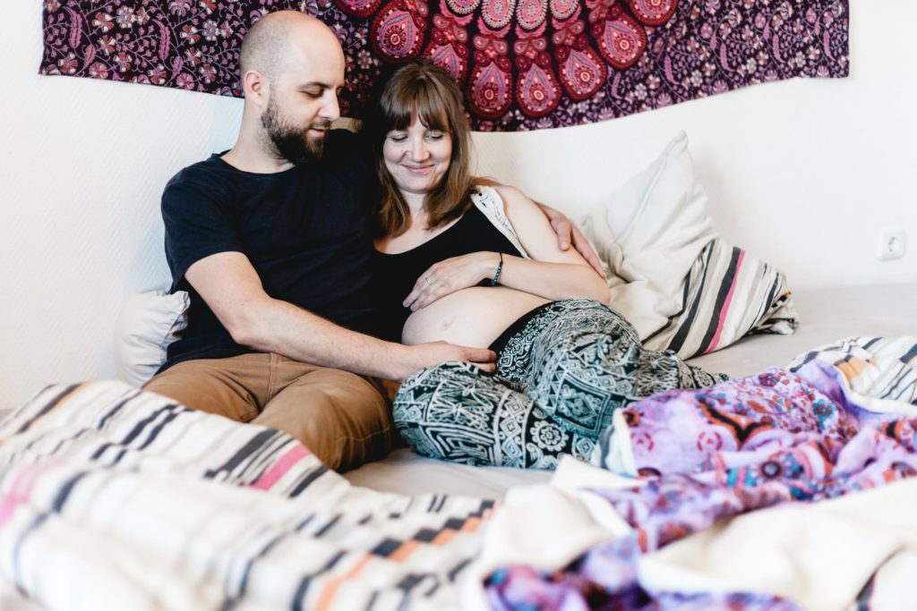 Paar-homestory-schwanger-liebe-bett