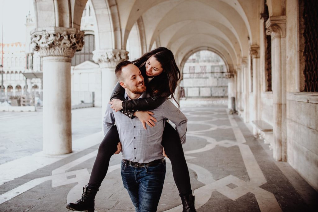 Paar-laufen-venedig-liebe