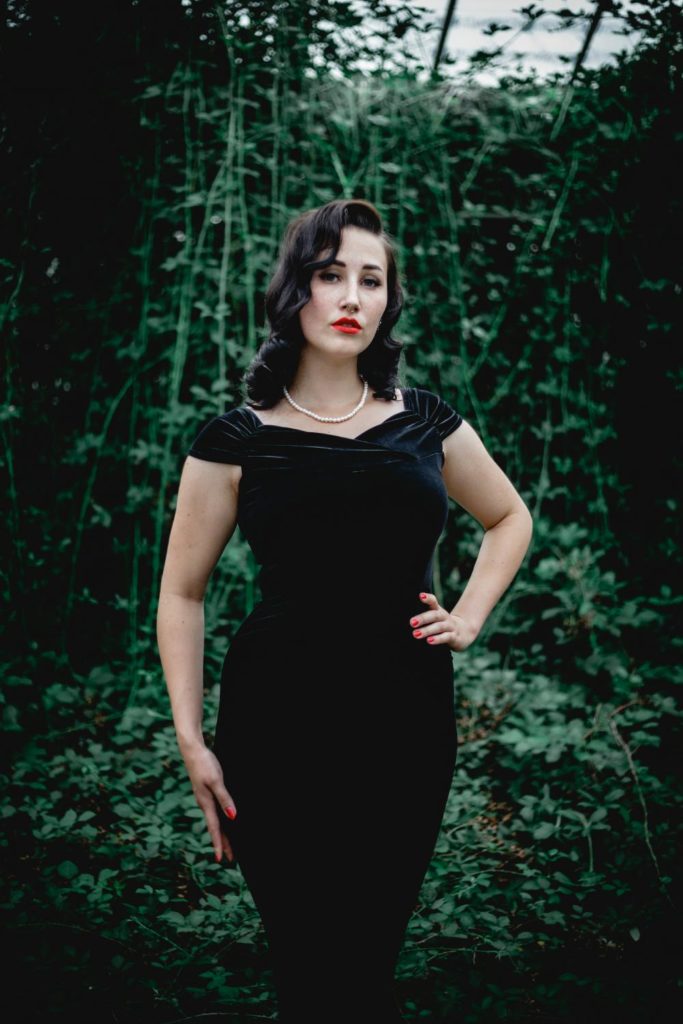 sexy-frau-schwarz-kleid