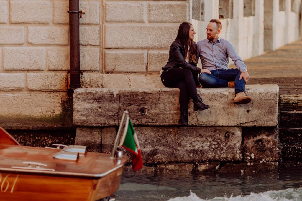 venedig-boot-liebe-paar