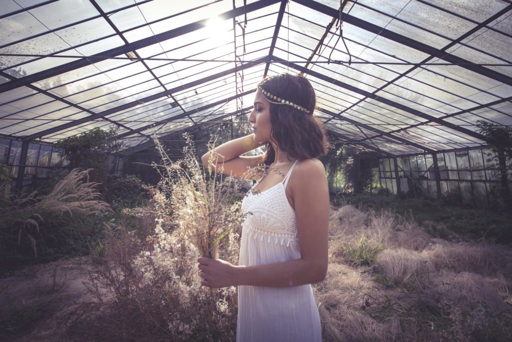 frau-blumen-gewächshaus