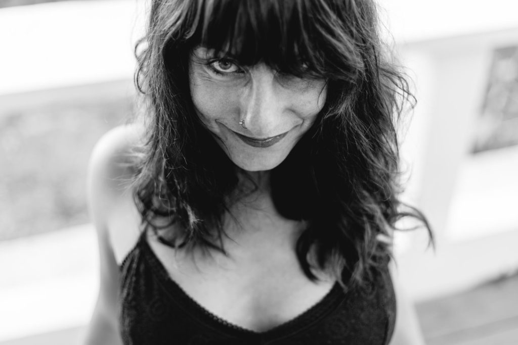 Frau-guckt-nach-oben