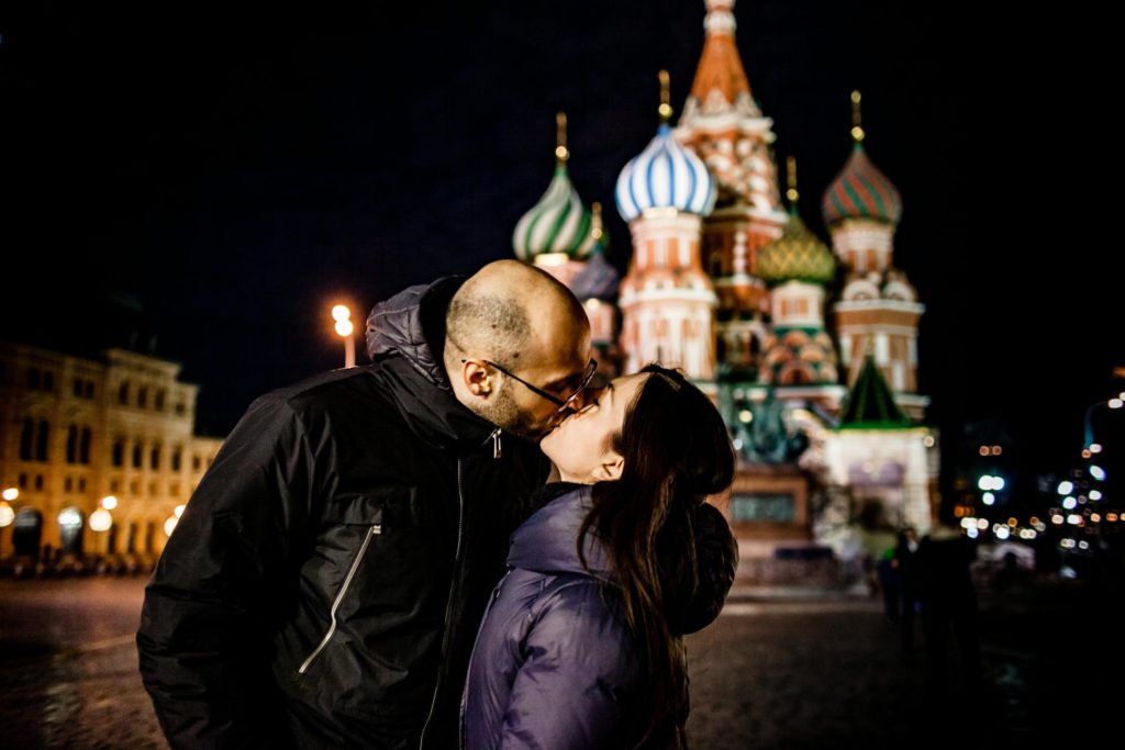 kuss-auf-dem-roten-platz-moskau
