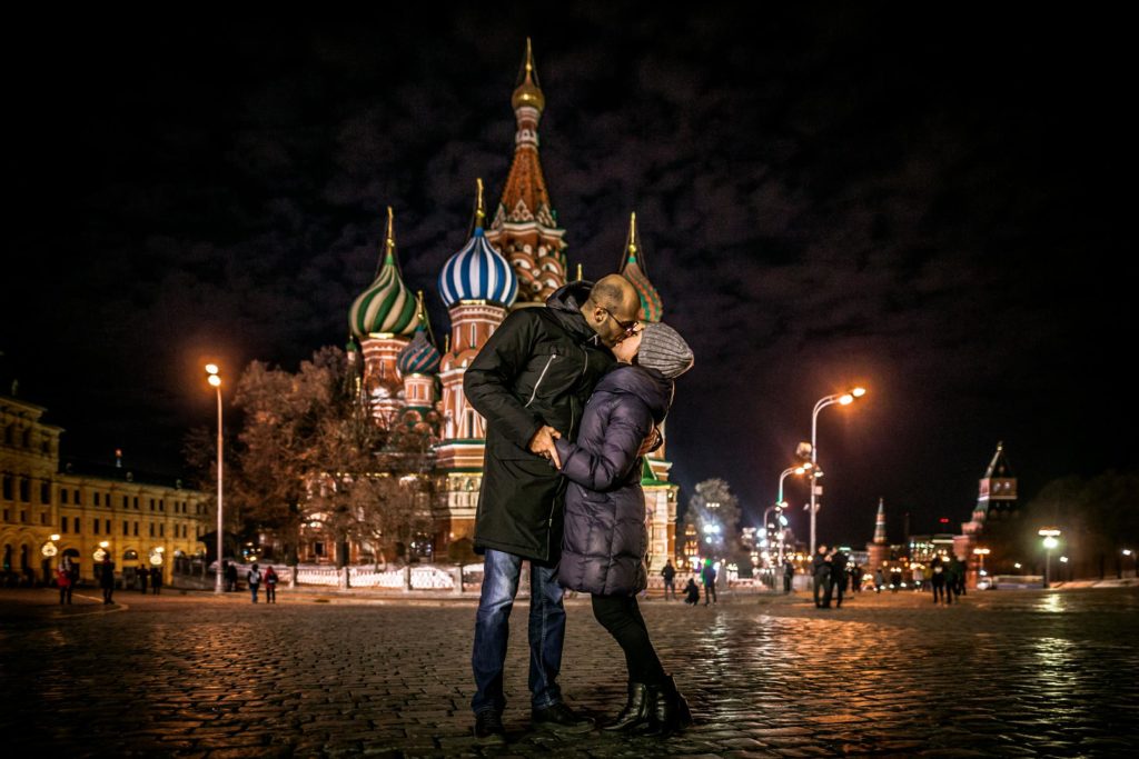moskau-kirche-paarshooting-kuss