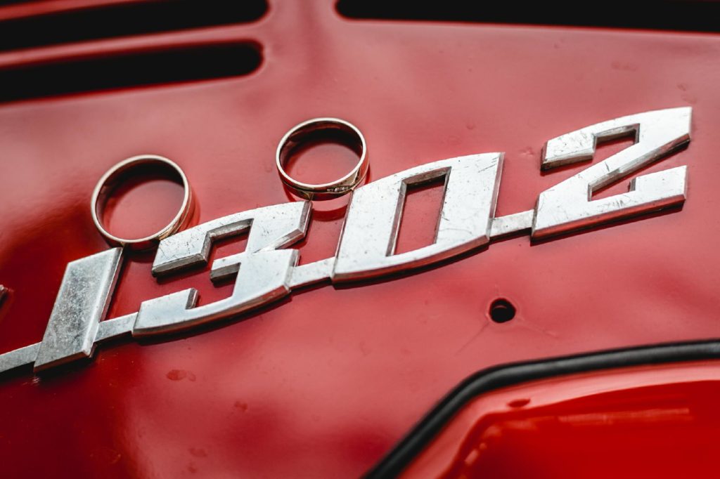 Retrohochzeit im historischen VW-Käfer