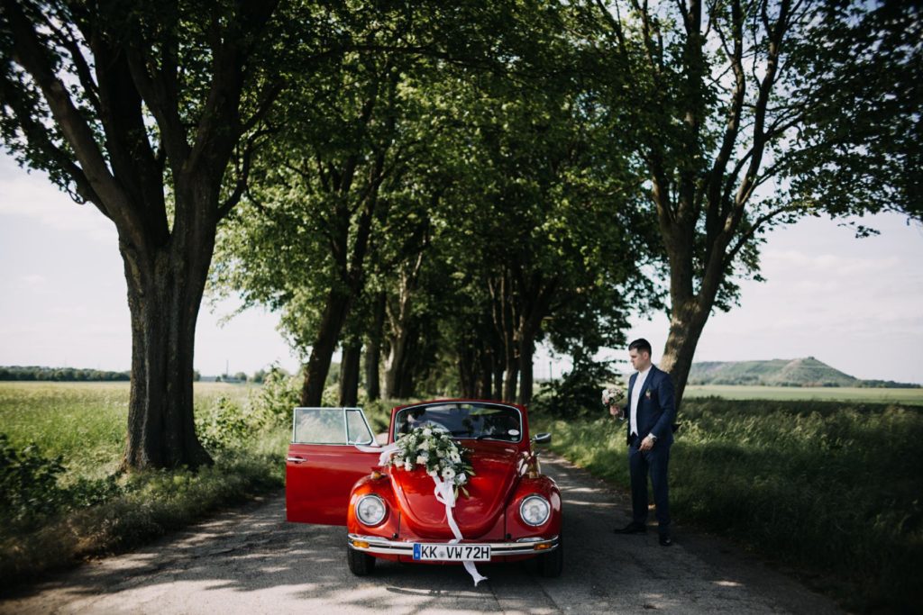 Retrohochzeit im historischen VW-Käfer
