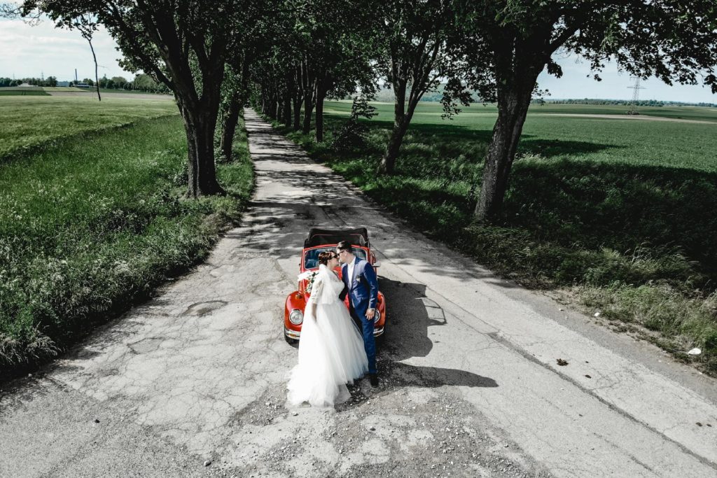 Retrohochzeit im historischen VW-Käfer