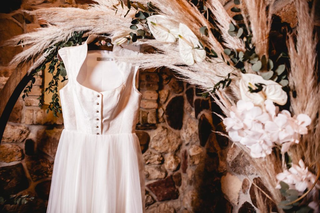 Alpenhochzeit im Dirndl