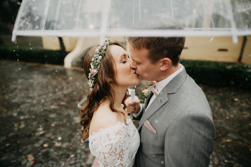 Schöne Fotos trotz Regen - Heiraten im Haus Katz in Jüchen