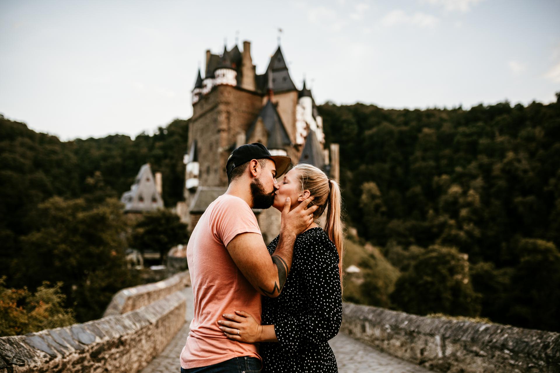 Romantisches Engagemetshooting vor Burg Eltz // Rheinland-Pfalz