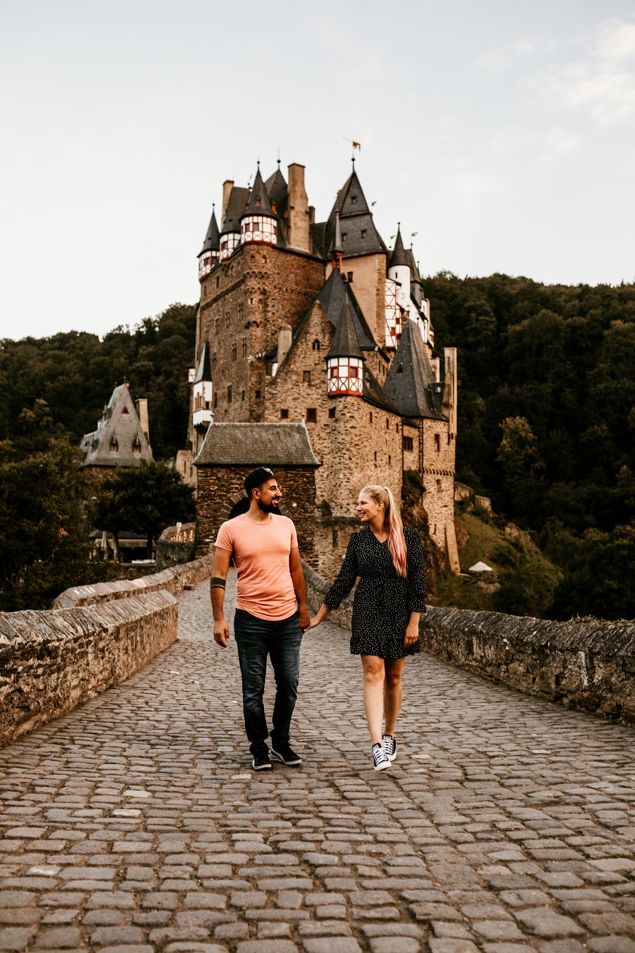 Romantisches Engagemetshooting vor Burg Eltz // Rheinland-Pfalz