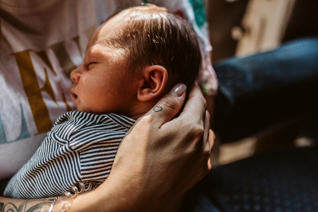 Baby und der alte Chevy Van // Das etwas andere Newborn-Shooting