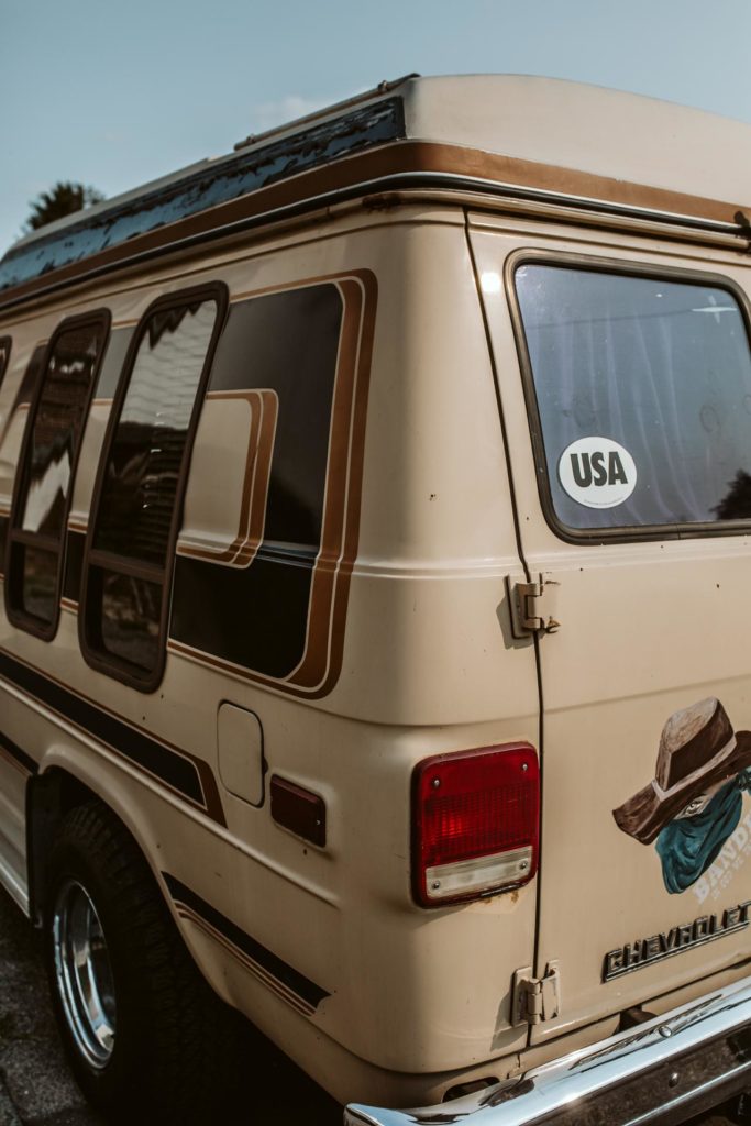 Baby und der alte Chevy Van // Das etwas andere Newborn-Shooting