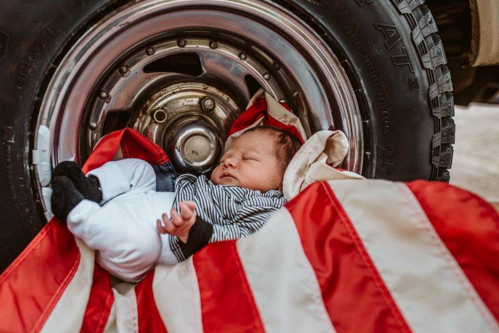 Baby und der alte Chevy Van // Das etwas andere Newborn-Shooting