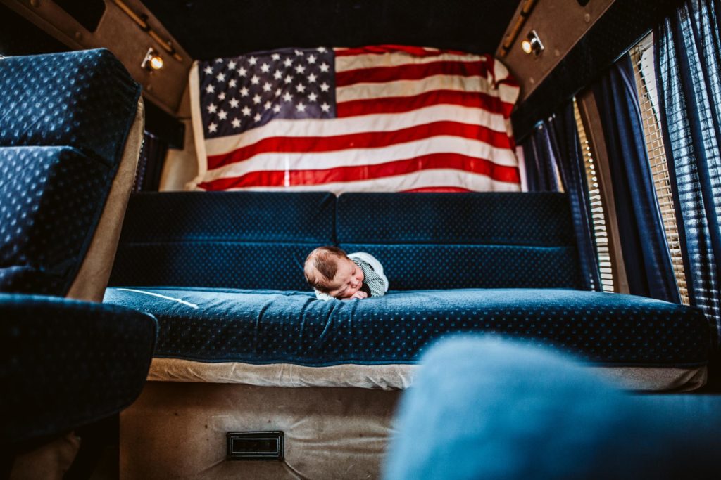 Baby und der alte Chevy Van // Das etwas andere Newborn-Shooting