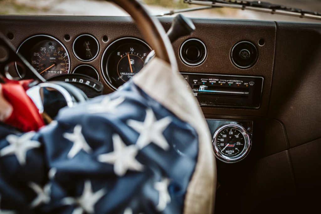 Baby und der alte Chevy Van // Das etwas andere Newborn-Shooting