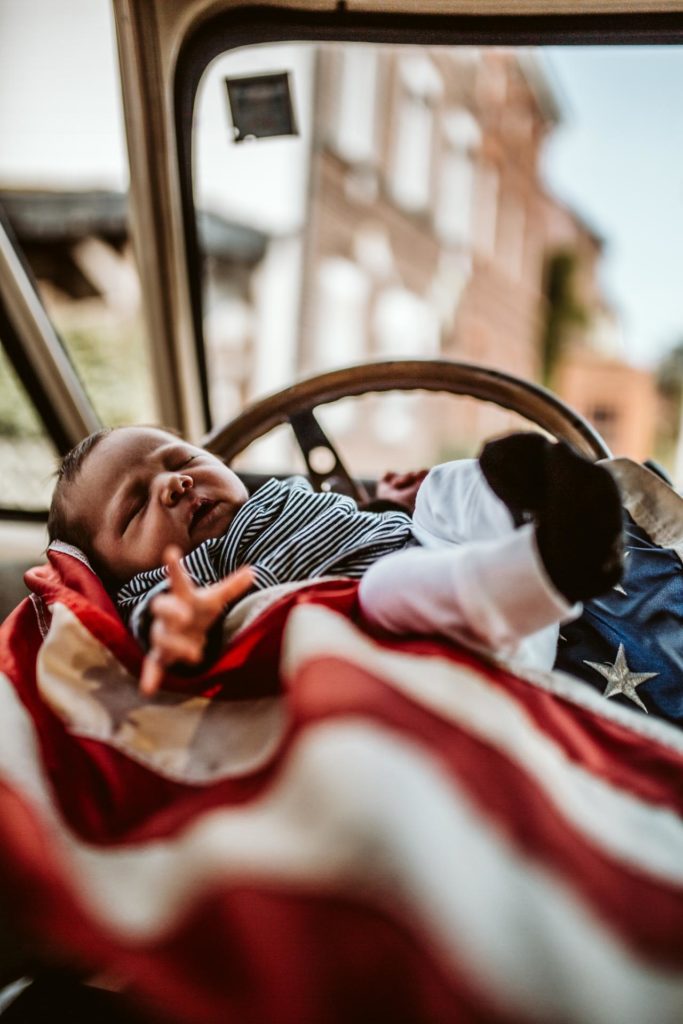 Baby und der alte Chevy Van // Das etwas andere Newborn-Shooting