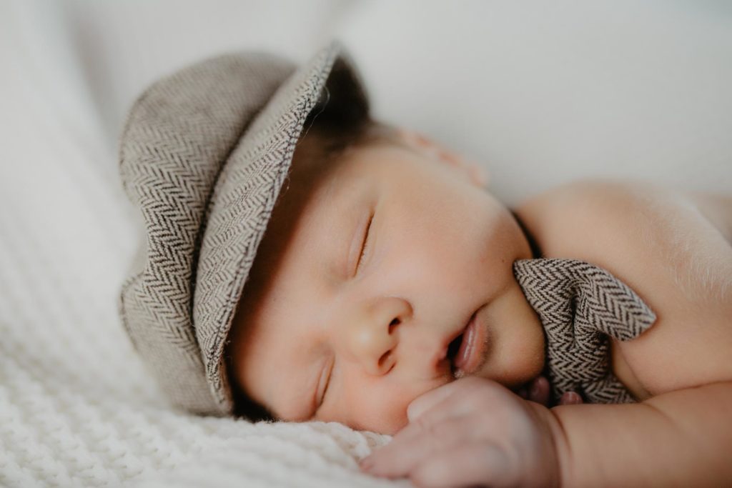 Baby und der alte Chevy Van // Das etwas andere Newborn-Shooting