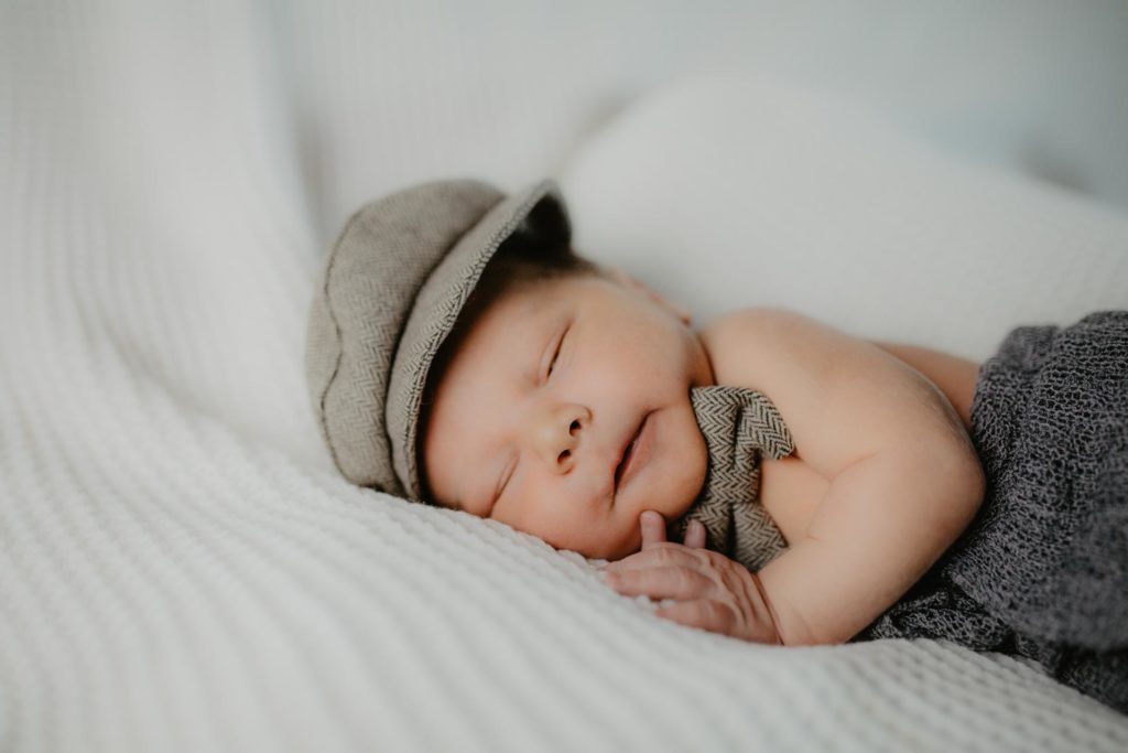 Baby und der alte Chevy Van // Das etwas andere Newborn-Shooting