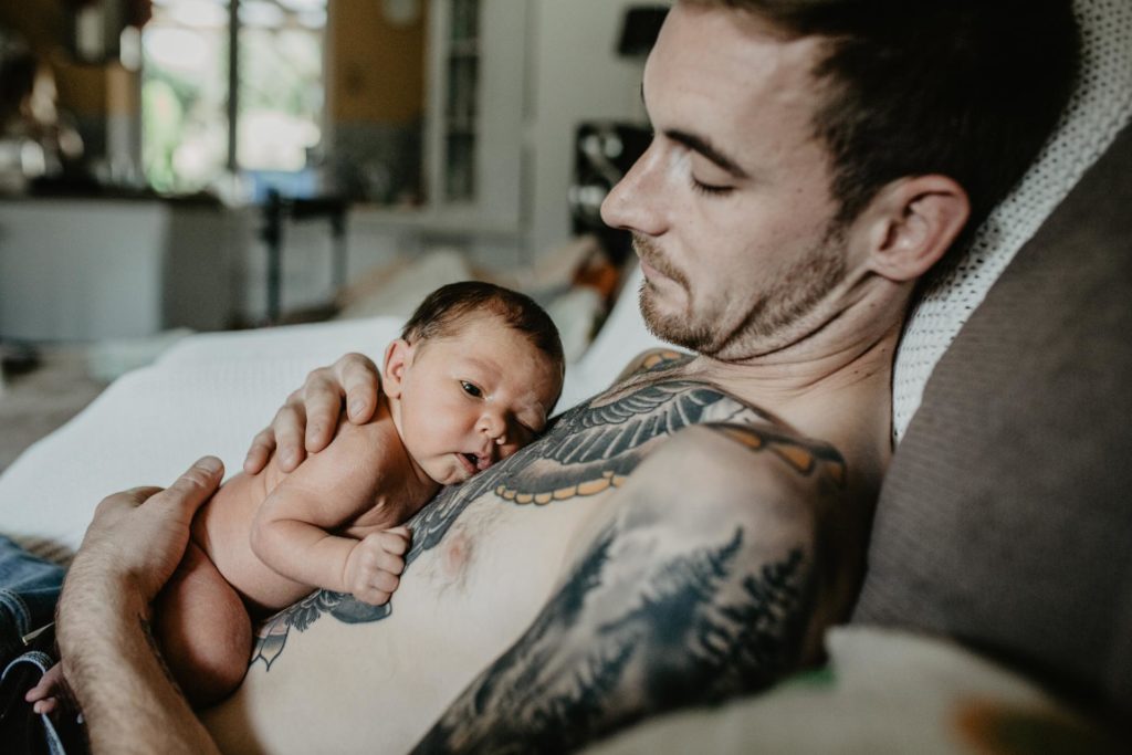 Baby und der alte Chevy Van // Das etwas andere Newborn-Shooting