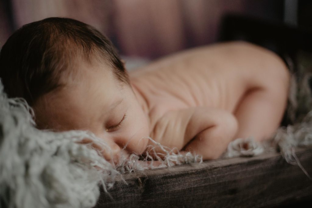 Baby und der alte Chevy Van // Das etwas andere Newborn-Shooting