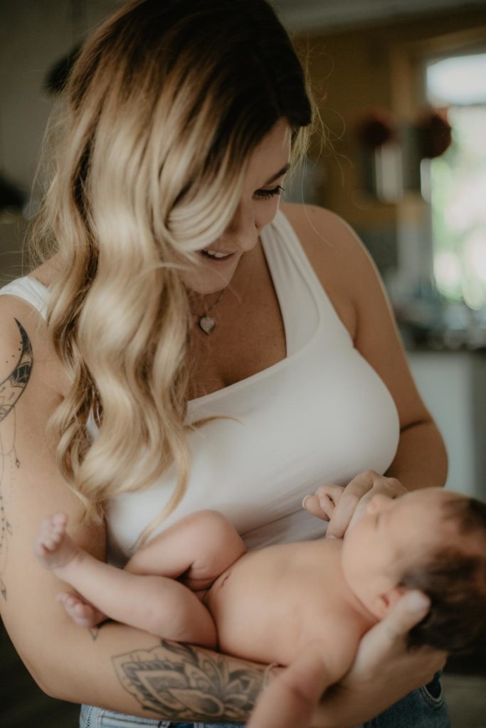 Baby und der alte Chevy Van // Das etwas andere Newborn-Shooting