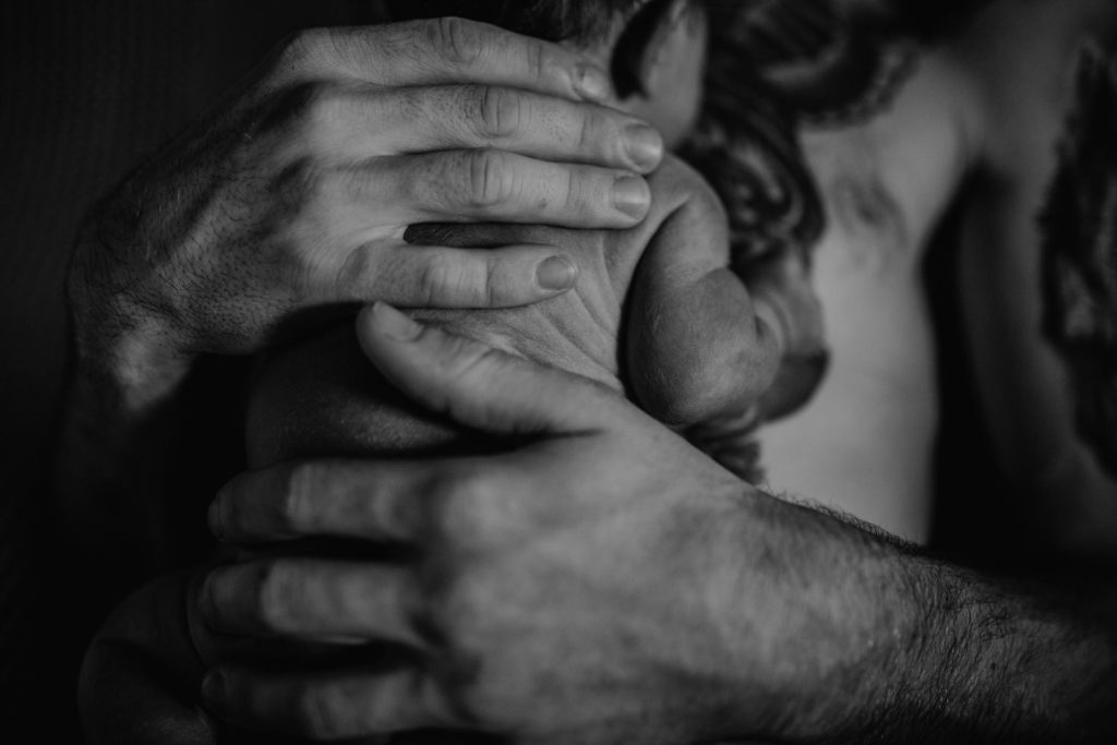 Baby und der alte Chevy Van // Das etwas andere Newborn-Shooting