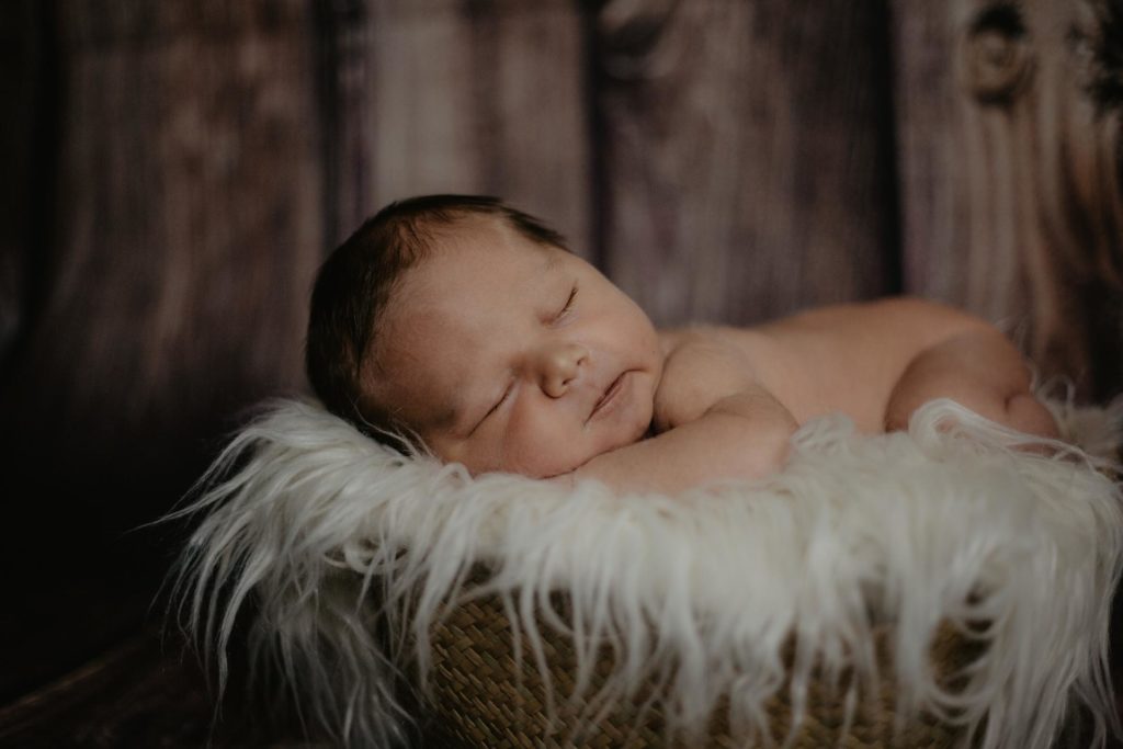 Baby und der alte Chevy Van // Das etwas andere Newborn-Shooting